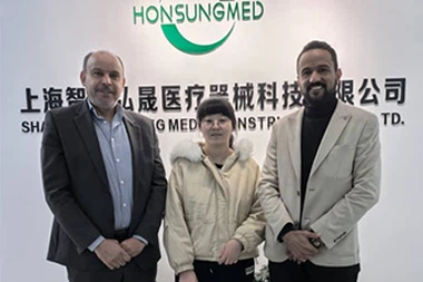 Клиент из Ливии посетил Shanghai Honsung Medical — в центре внимания степлер ...